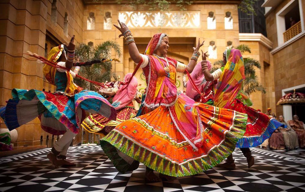 Лекция и мастер-классы «Удивительная Индия: лекция, танцы, мехенди, традиционный костюм»
