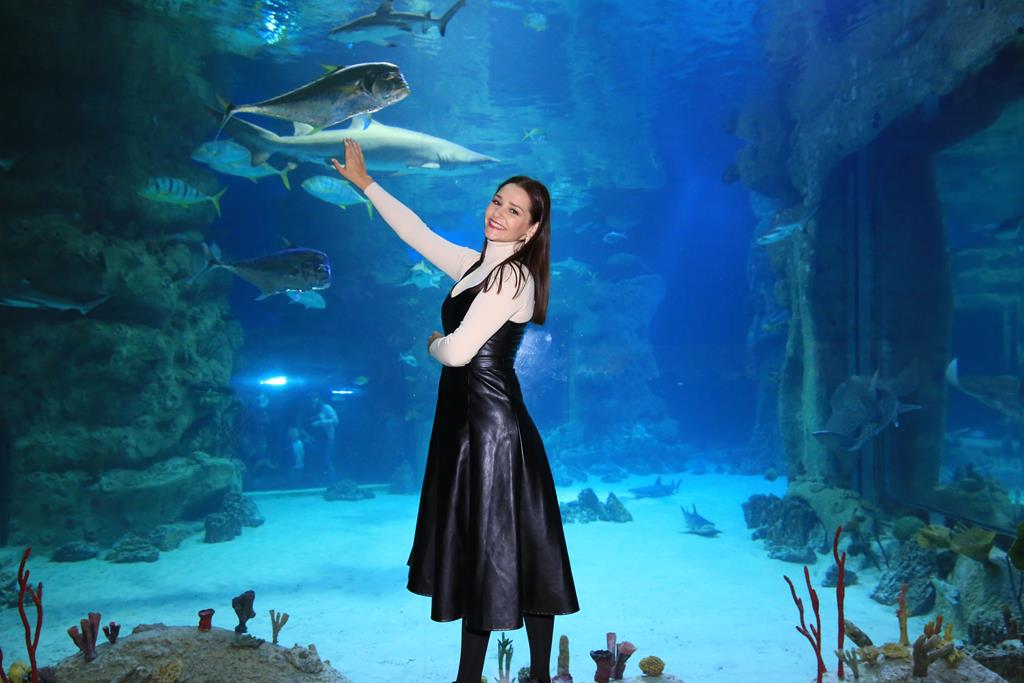 Актрисы Ольга Кузьмина и Глафира Тарханова на празднике Всемирного дня моря в «Москвариуме»