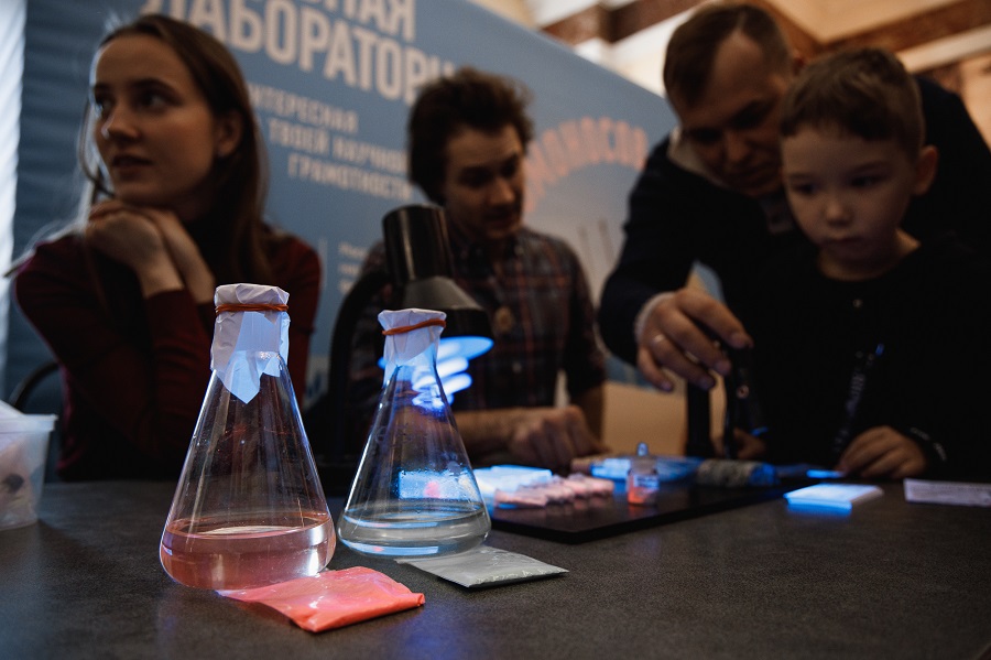 Ведущие ученые провели "Открытую лабораторную" в День российской науки