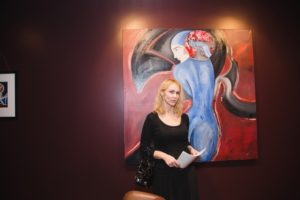 Молодая художница продаст свои картины в помощь будущим онкологам