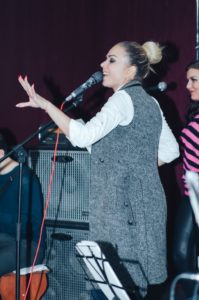 Яркая участница проекта "Голос-5" Оксана Казакова устроила музыкальную встречу с поклонниками