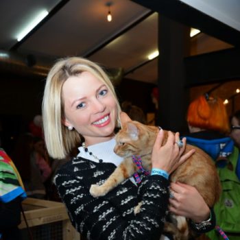Мария Берсенева, Дарья Повереннова и группа Стрелки нашли дом 35 кошкам!