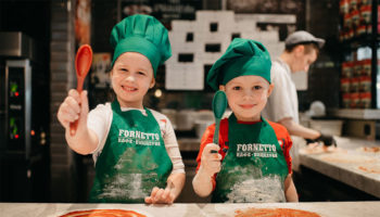 Сеть кафе-пиццерий FORNETTO приглашает на шоу пицца-акробатика и в школу юного пиццайоло!