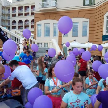 Юные участники забега StarKids помогают ребятам с синдромом Дауна