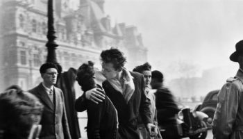Робер Дуано. Поцелуй у здания парижской мэрии, 1950.