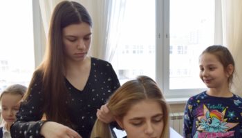 50 способов плетения кос узнали ученицы школы №2120