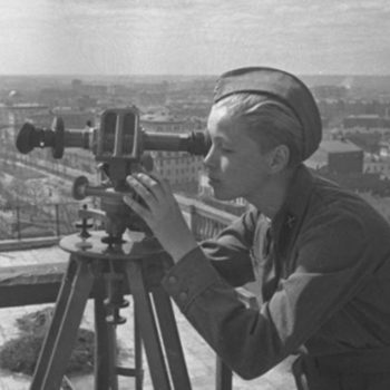 А.Капустняский. Зенитчица-наблюдатель следит за небом Москвы. 10 апреля 1942