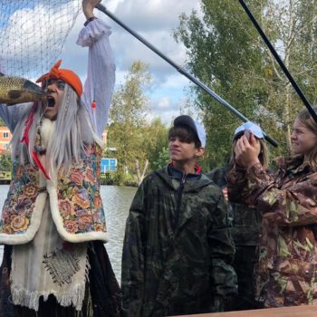 Баба Яга пришла поддержать юных рыболовов на фестивале «Кубок надежды»